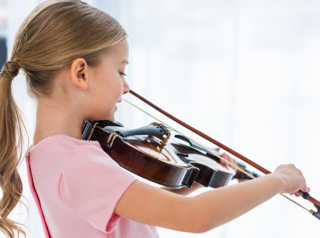 En lektion i violinklasse (Skole)