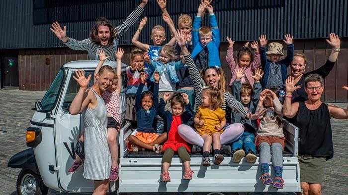 Børn og voksen på lille ladbil - Foto: Váli Theatre Lab - Nordisk Teaterlaboratorium