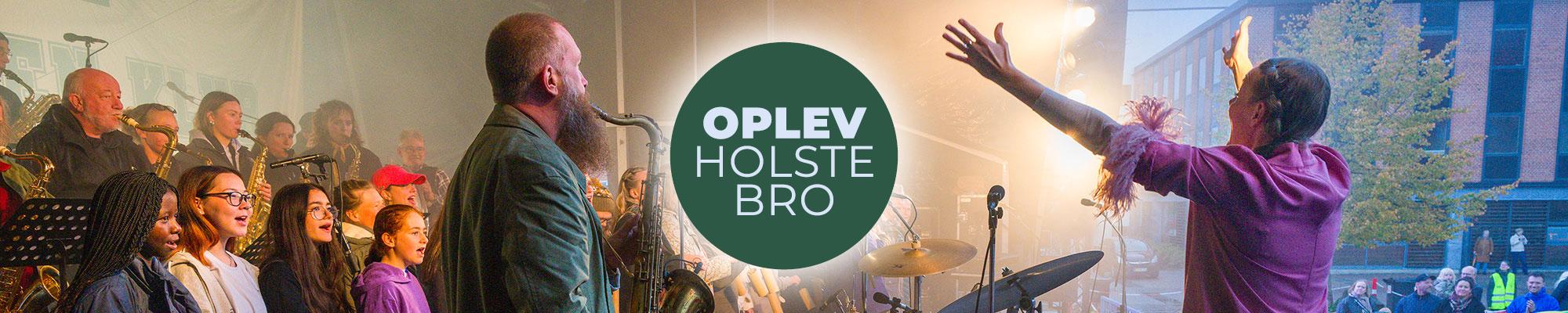 Optrædende på udendørs scene med kor og instrumenter