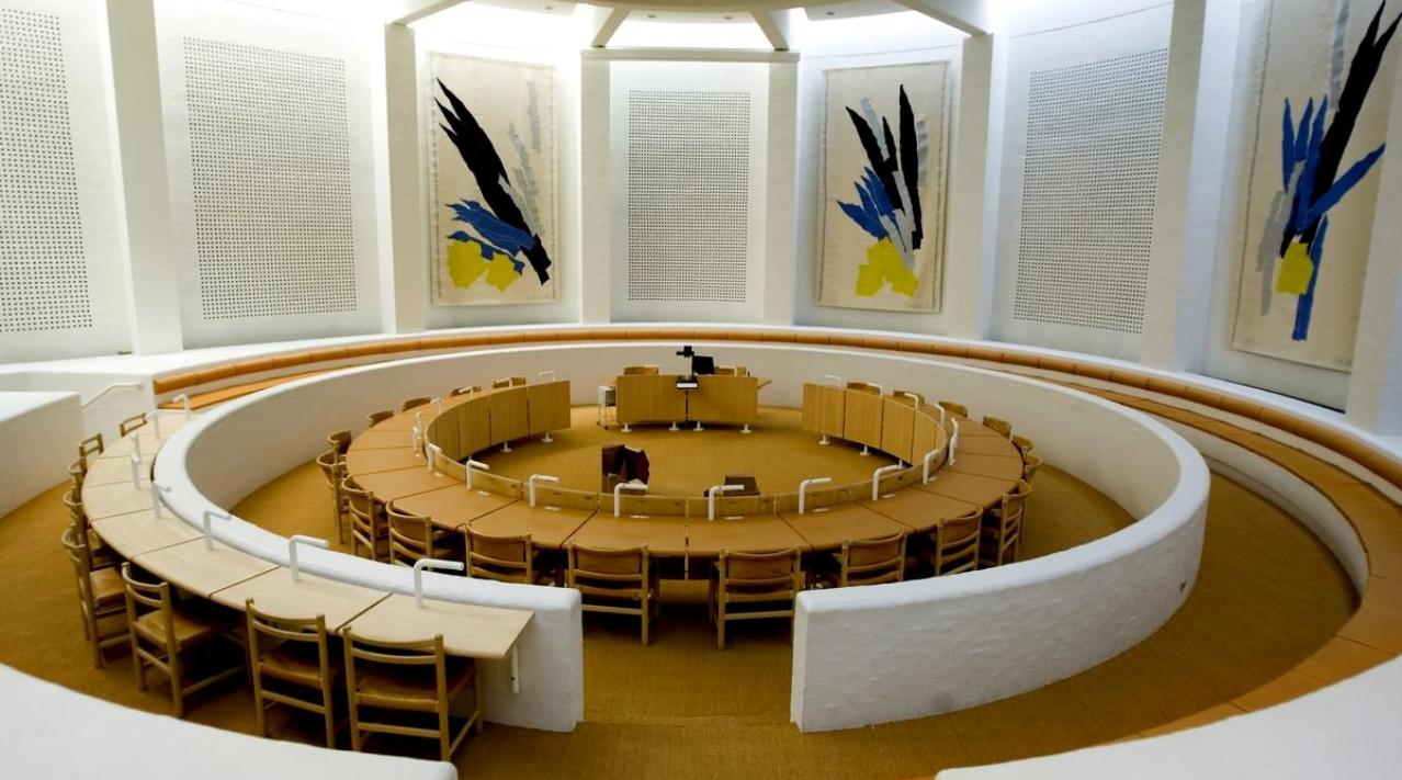 Billedet viser byrådssal i Holstebro Rådhus.