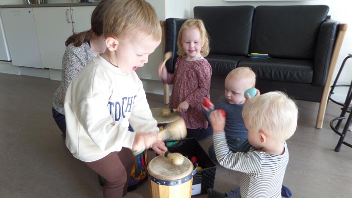 Små børn spiller på musikinstrumenter