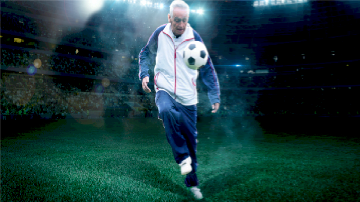 Mand der jonglerer med fodbold