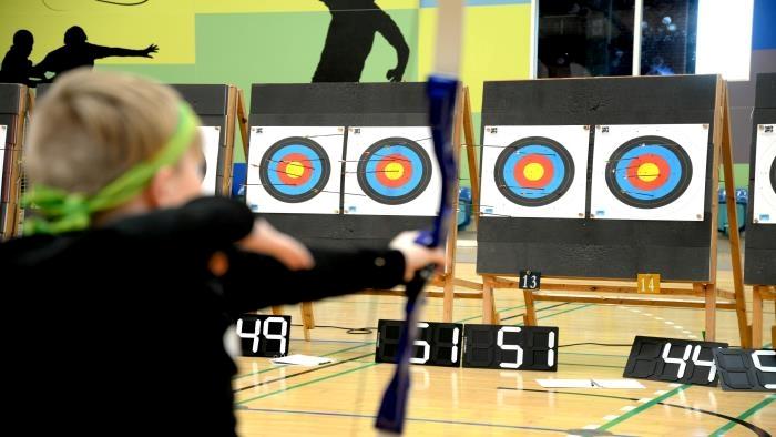 Barn der skyder med bue