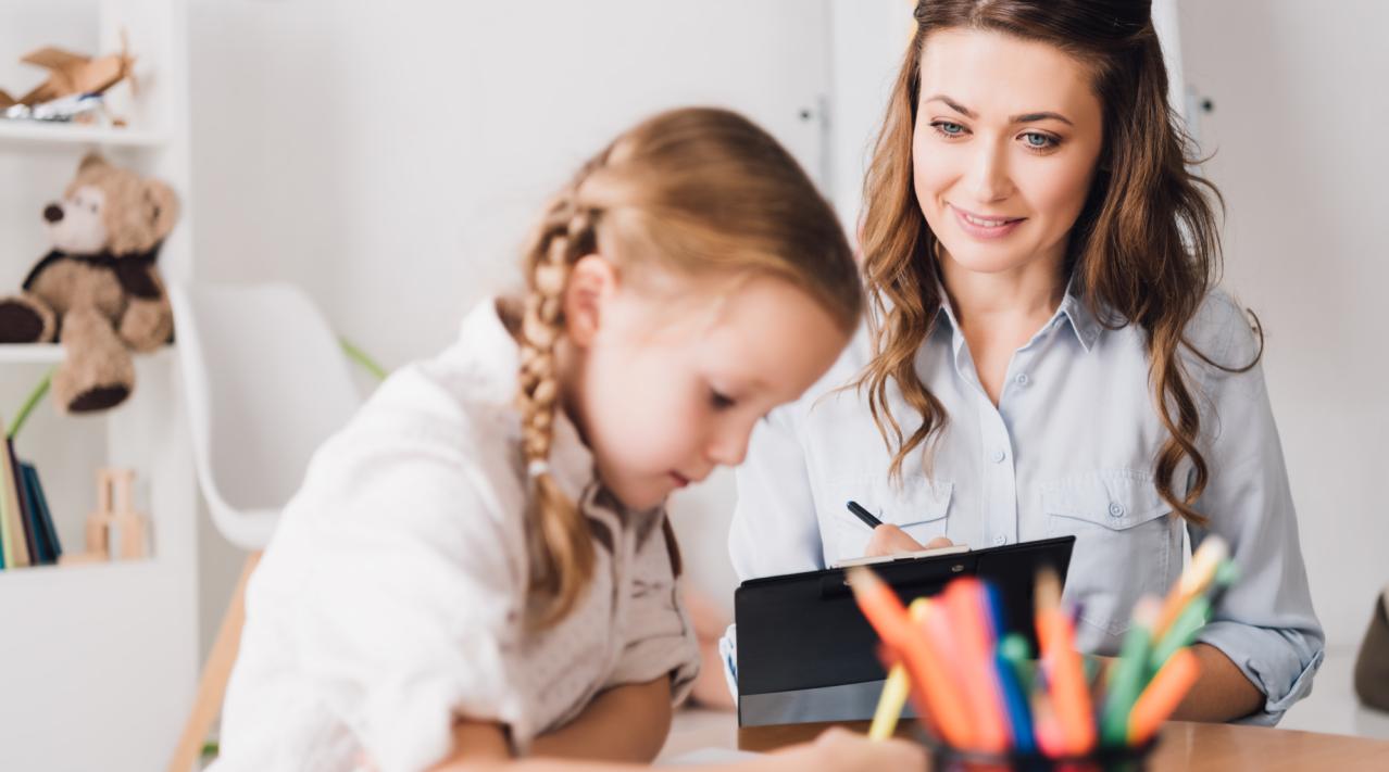 Mand der står og venter mens elbil er til opladning