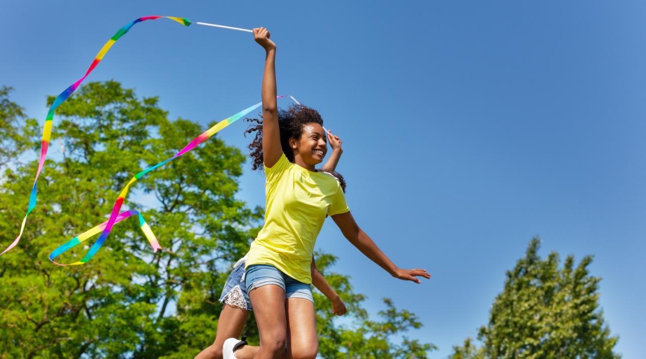 Mand der står og venter mens elbil er til opladning