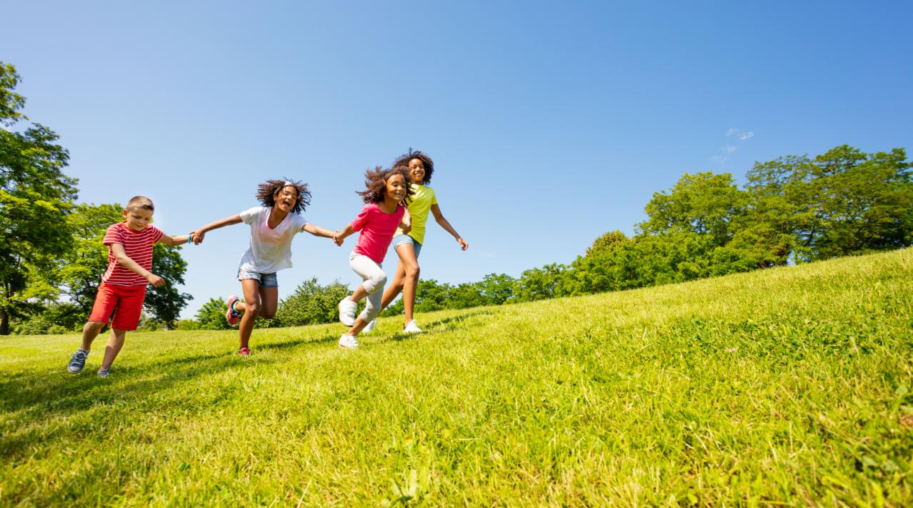 Mand der står og venter mens elbil er til opladning