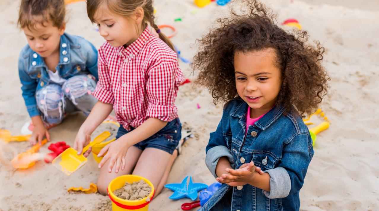 Familie spiser sammen i haven