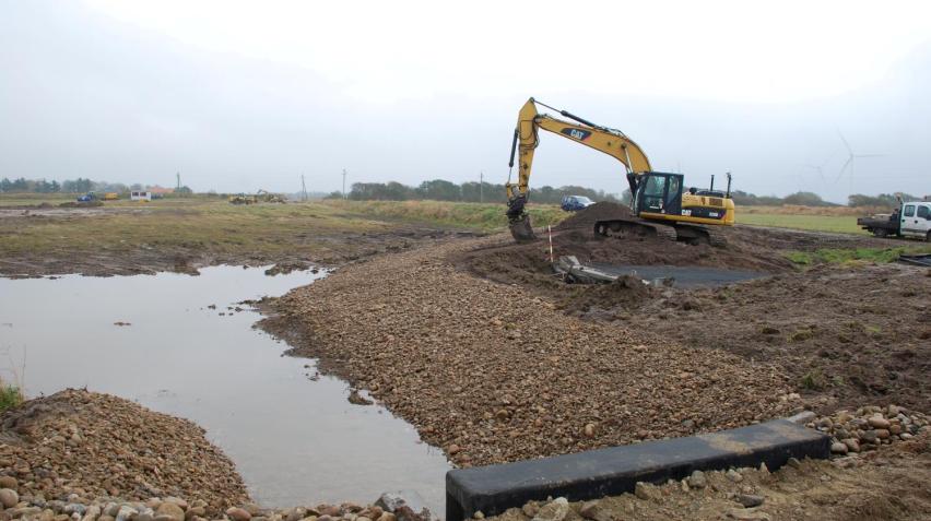 På billedet ses vandløbsanlæg ved Felsted kog under etablering med en gravemaskine i baggrunden.