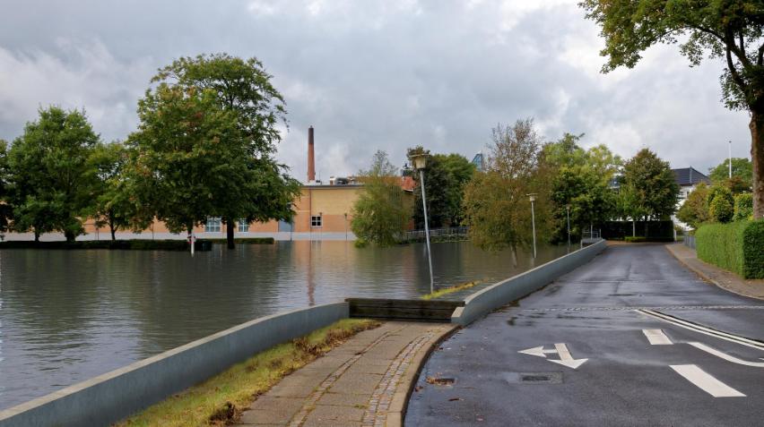 Billedet viser en planlagt højvandsvæg ved Storå i Holstebro midtby.