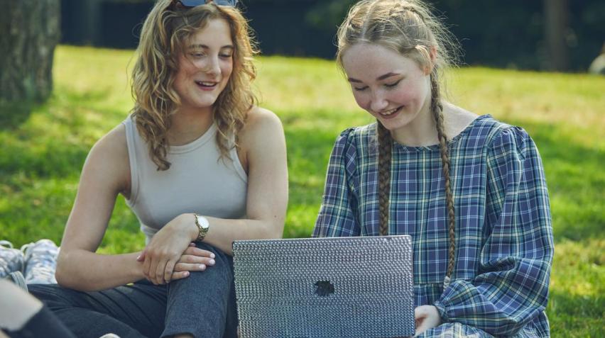 Illustration af hvordan sol- og vindenergi omdannes til grøn energi