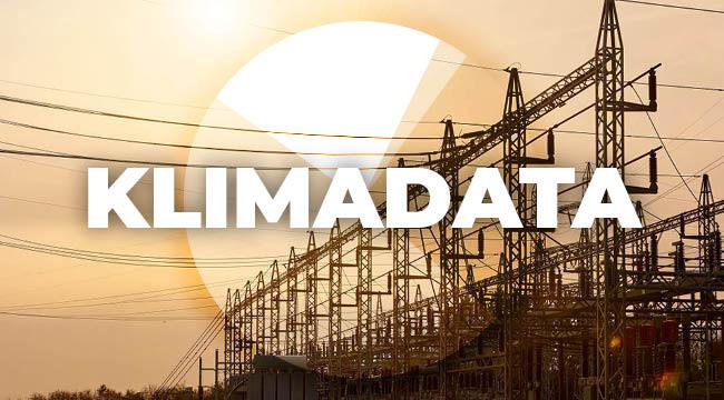 Mand der står og venter mens elbil er til opladning