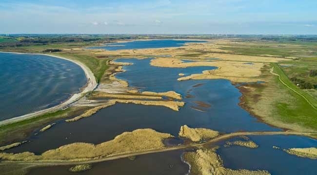 Luftfoto af kystlinjen