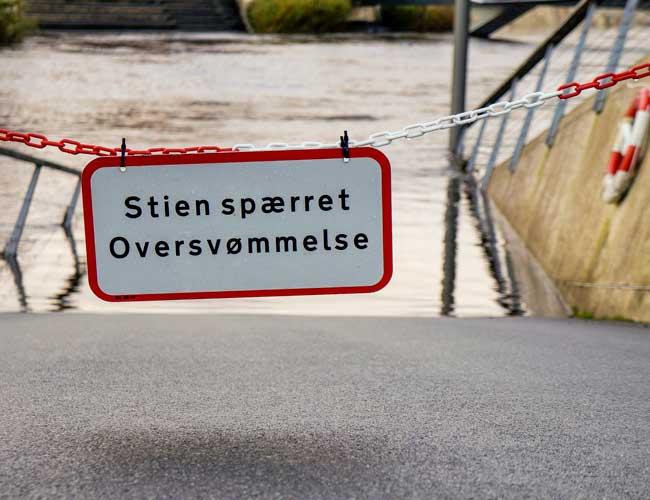 Skilt hvor der står: Stien spærret - oversvømmelse