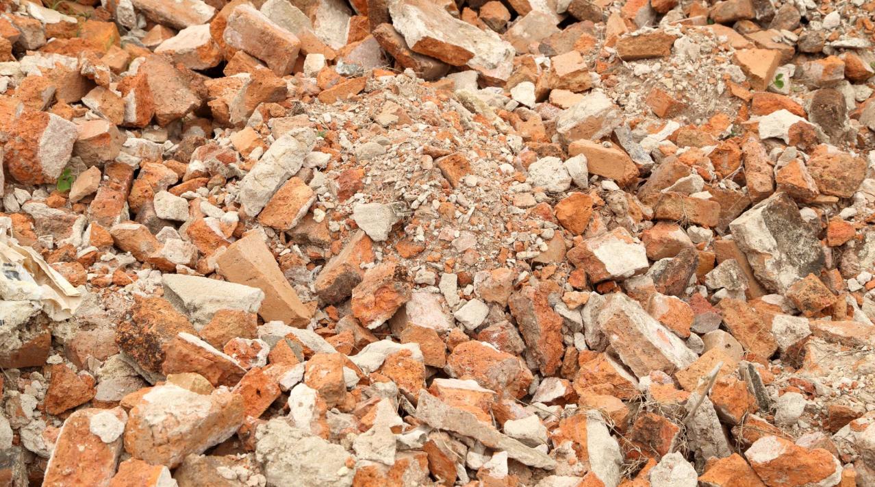 Billedet viser en bunk af murbrokker
