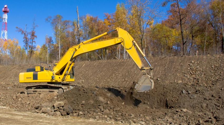 Billedet viser en gravemaskine som flytte jord