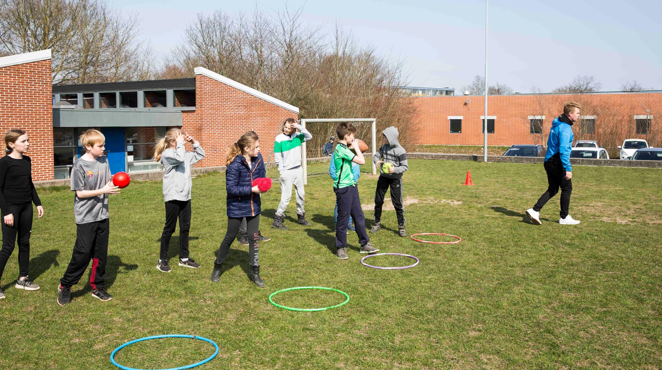 Skolebørn i gang med aktiviteter