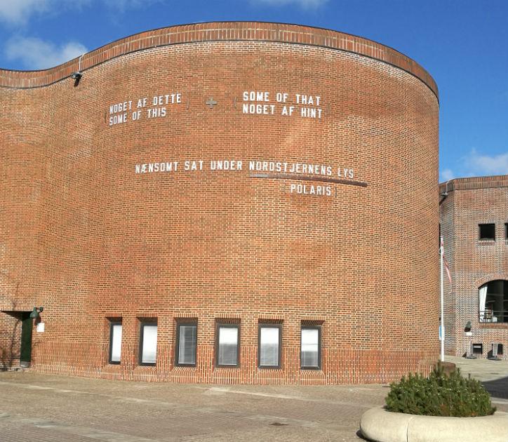 Billede af Lawrence Weiners inskription