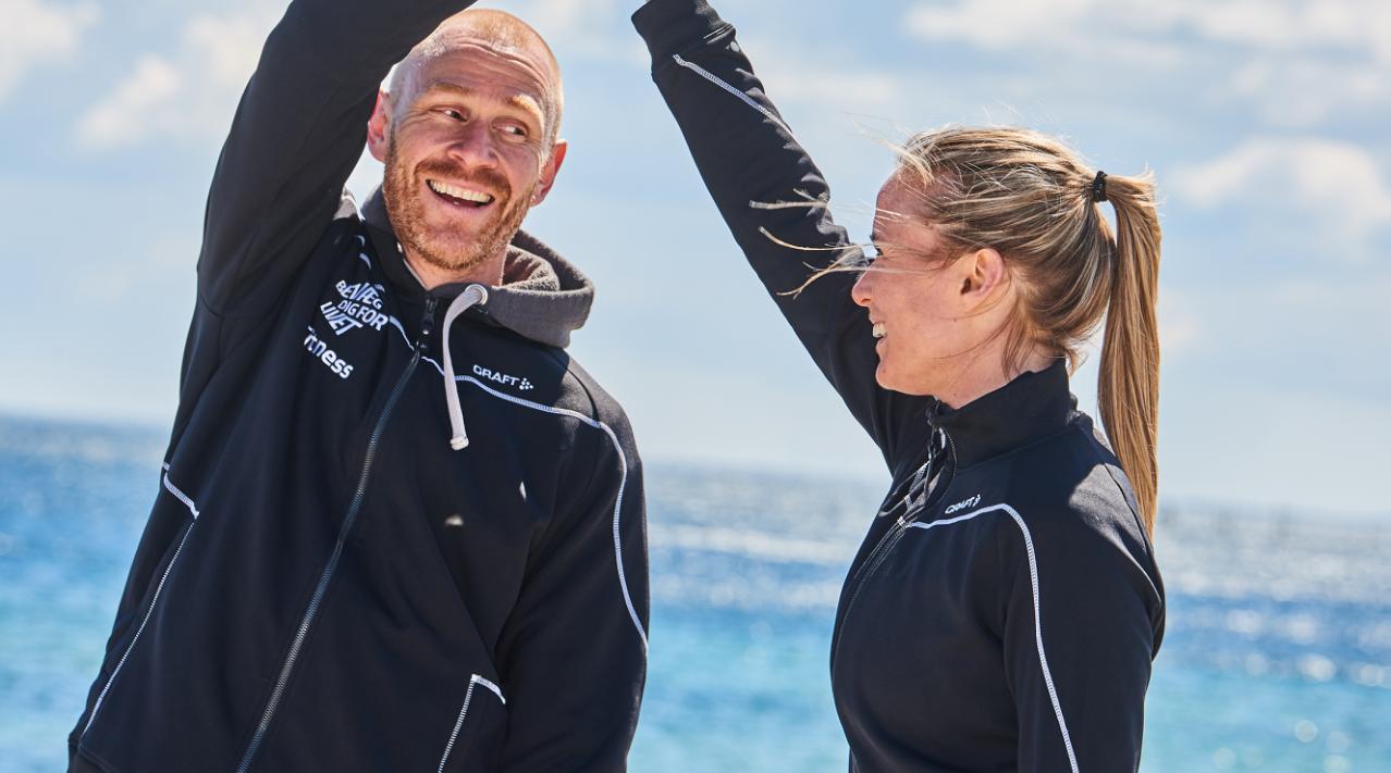 Mand og kvinde giver highfive