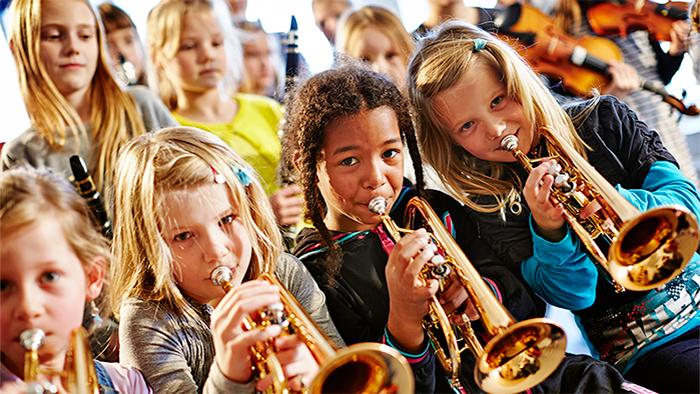 Børn der spiller i orkester