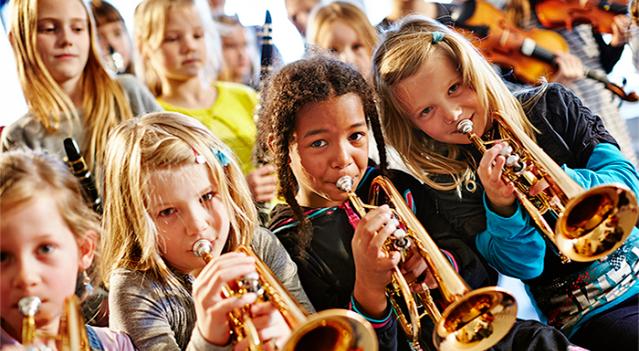 Børn der spiller på instrumenter