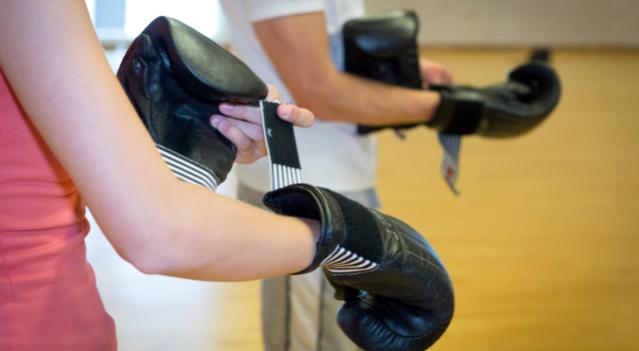 Personer med boksehandsker på