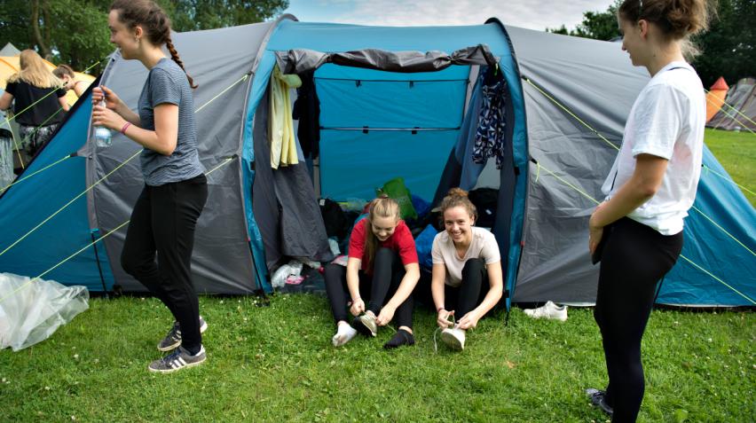 Piger på teltcamp