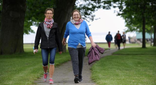 To kvinder der går tur sammen