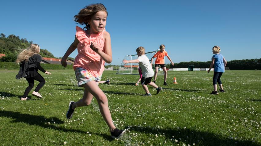 Børn der leger og løber