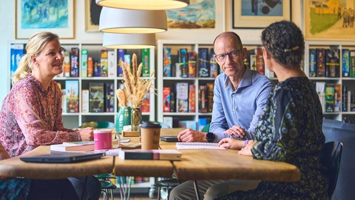 Tre HR-medarbejdere ved et mødebord