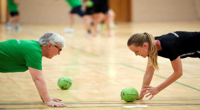 To damer til håndboldfitness