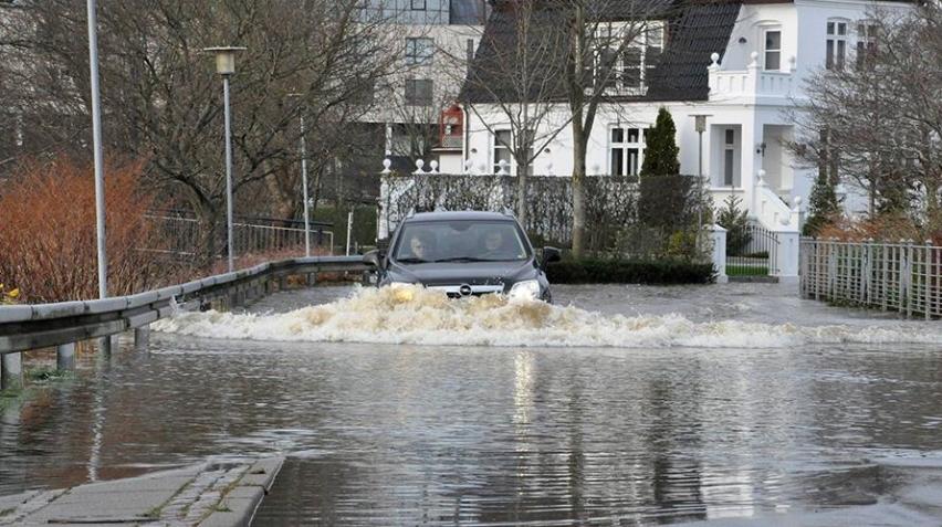 En bil kører på oversvømmet vej i Holstebro