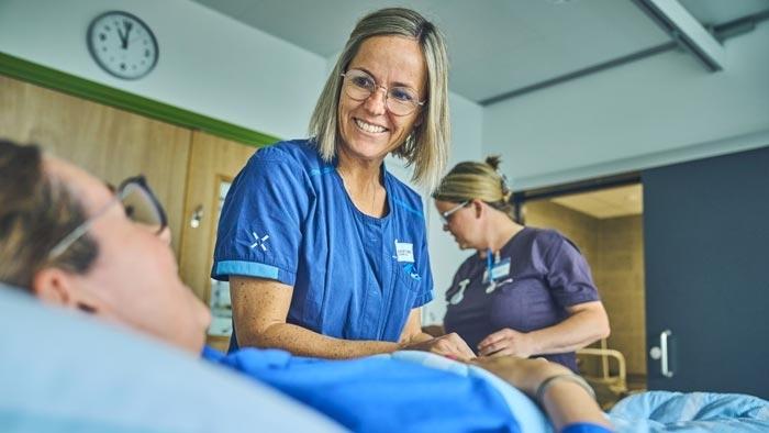 Sygeplejer der måler blodtryk på patient