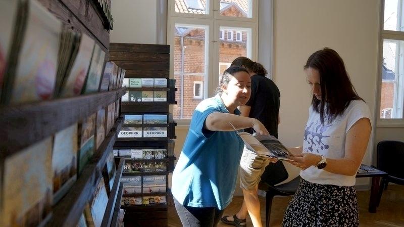 Hjælp til turist i Velkomstcenteret i Det Gamle Rådhus