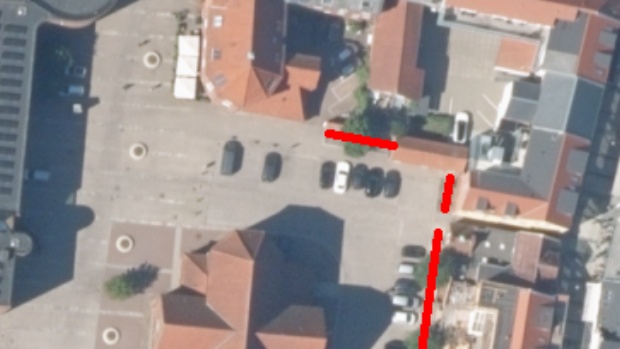 Luftfoto af kirkepladsen med markering af bed der skal renoveres. 