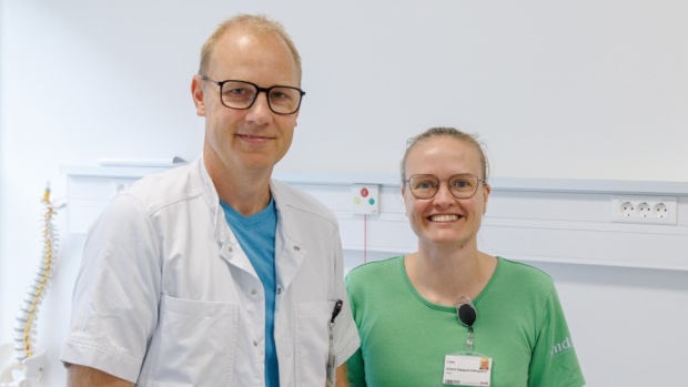 Projektleder, ledende overlæge og ph.d. Frank Holden Mose fra Regionshospitalet Gødstrup og ph.d.-studerende Juliane Sigsgaard Nesgaard, som er med i forskergruppen. Foto: Søren Braad Andersen.