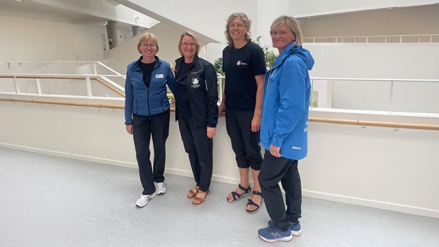 Foto: Det nye arbejdstøj er taget i brug på hele sundheds- og ældreområdet. Her er det Rikke, Anni, Kit og Kristine på