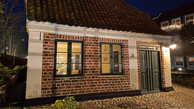 Billedtekst: Bomhuset er pyntet op til jul, og Kultur og Fritid er klar med en kop kaffe i det gamle porcelæn.