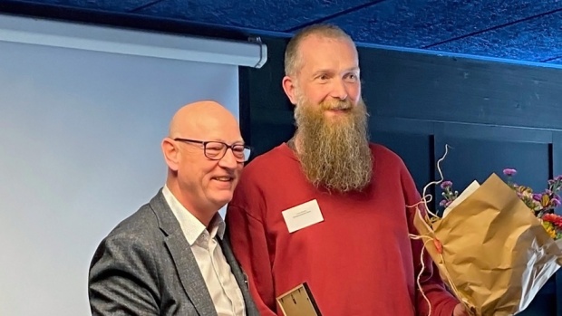 Erik Viborg (til venstre), formand for Kultursamarbejdet i Midt- og Vestjylland, overrakte Kulturprisen til kunstnerisk leder i Resonerende Rum, Lars Greve, i forbindelse med samarbejdets generalforsamling.