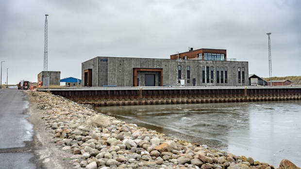 Billetekst: Den 2.300 kvadratmeter store bygning er tegnet i samarbejde med Frandsen & Søndergaard og bygget af Østermark Entreprenørforretning