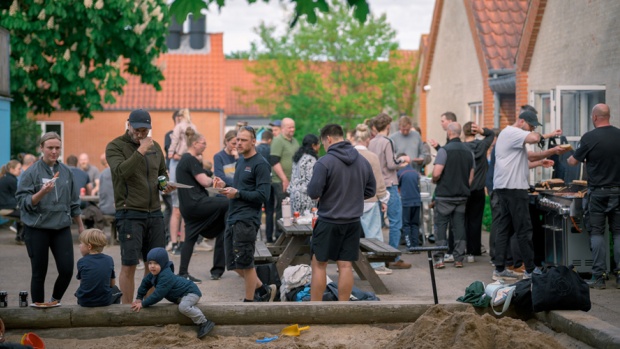 Skolegårdsdagen samlede børn, forældre og skole til hyggeligt samvær på tværs af klasser og årgange.