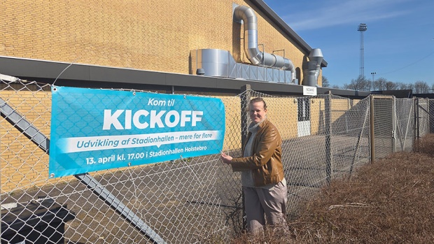 Billedtekst: Områdeleder for idrætsfaciliteter, Louise Kjærsgaard Bertelsen, foran den gule stadionhal på Rolf Krakes Vej