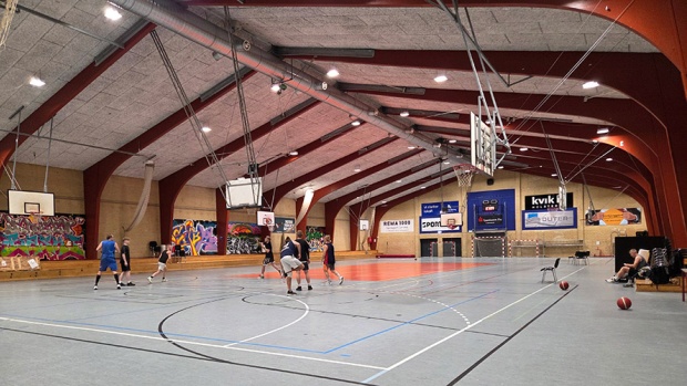 Billedtekst: Basketball er i dag én af aktiviteterne i Stadionhallen.