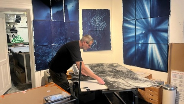 Stig Stasig er en af de kunstnere, der fra 2026 kan opleves som en del af Draget mod dybet. Han ses han i sit værksted, hvor han forbereder værker. Foto: Strandingsmuseum St. George