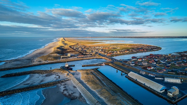 Luftfoto af Thorsminde havn og by. Fotograf Ole Mortensen