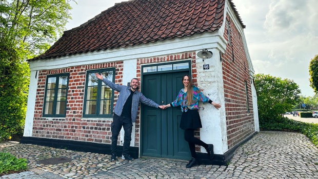 Billedtekst: Váli Theatre Lab foran Bomhuset på 32 m2, som mange kender som ”det lille hus ved rundkørslen”, med adressen Sønderlandsgade 46, 7500 Holstebro.