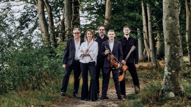 Fem musikere – Harald Haugaard, Janne Thomsen, Oskar Reuter, Thommy Andersson og Anders Mogensen – vækker Vestjyllands folkesjæl til live. (Foto: Pressekit VILDSPIL)