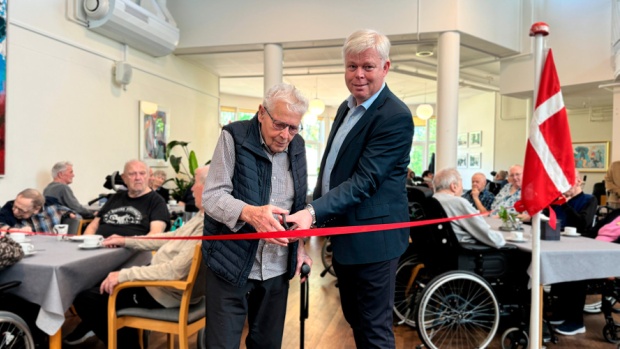 Billedtekst: Beboer Christian Rabjerg og udvalgsformand Jens Kristian Hedegaard hjalp hinanden med at klippe det røde bånd ved indvielsen.