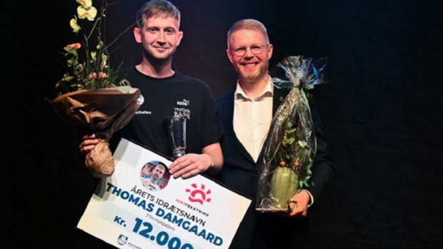 Billedtekst: Thomas Damgaard fra TTH Holstebro blev Årets Idrætsnavn. Prisen blev overrakt af formand for Vestforsyning Søren Olesen.
