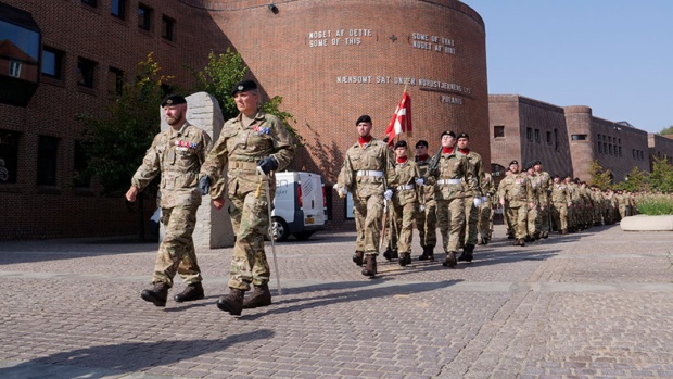 Billedtekst: March, storskærmsvisning, udstilling, musikkorps og taler. Flagdagen i Holstebro er et event, hvor både de militære og civile indslag kan høres og ses i byen.