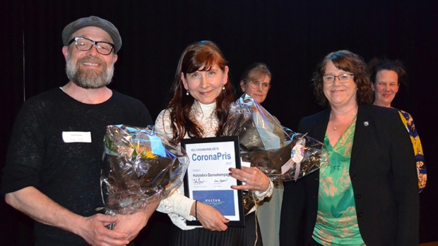 Billedtekst: Holstebro Dansekompagni med leder Marie Brolin Tani (i midten) var nomineret til to priser og vandt en ved uddelingen, 28. april 2022. Til højre en stolt Lene Dybdal, formand for Kultur- og Fritidsudvalget.